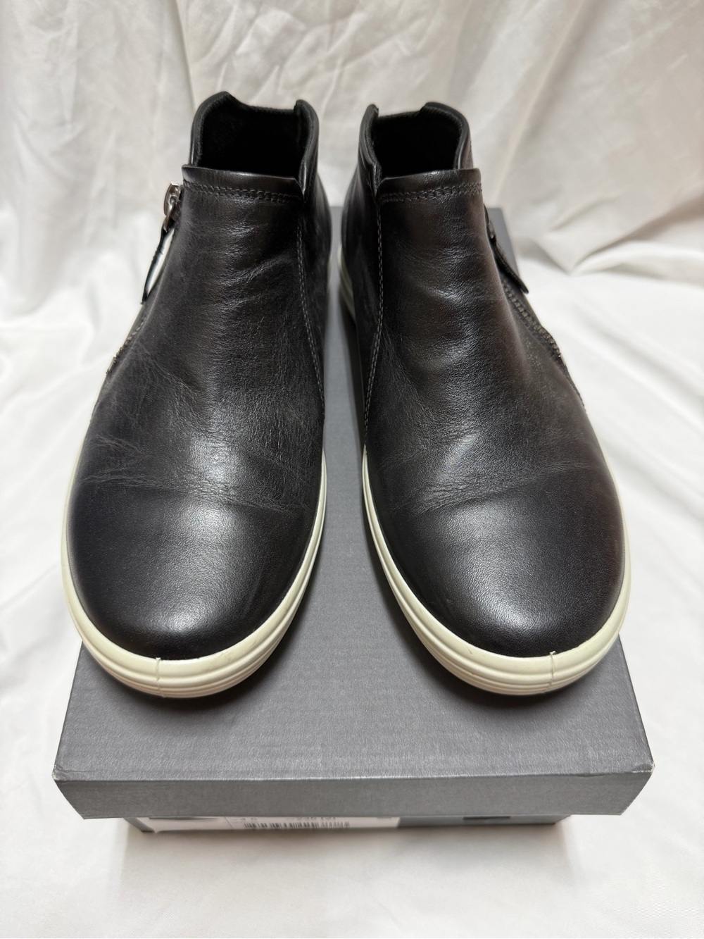 Women’s Ecco Black Leather Slip-On Sneakers size 37